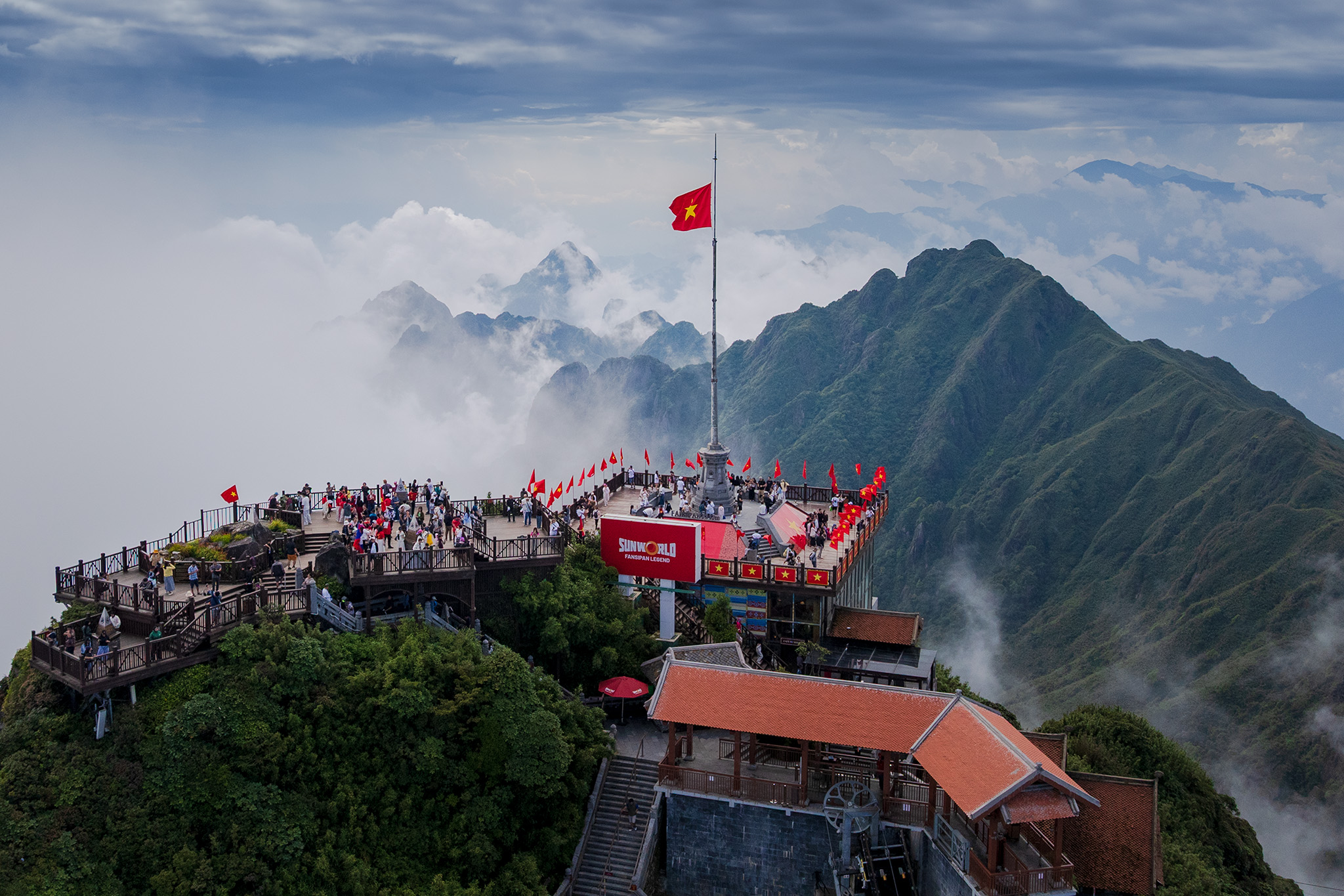 Đỉnh Fansipan cao 3.143 m, là ngọn núi cao nhất Việt Nam và được mệnh danh là “nóc nhà Đông Dương”.