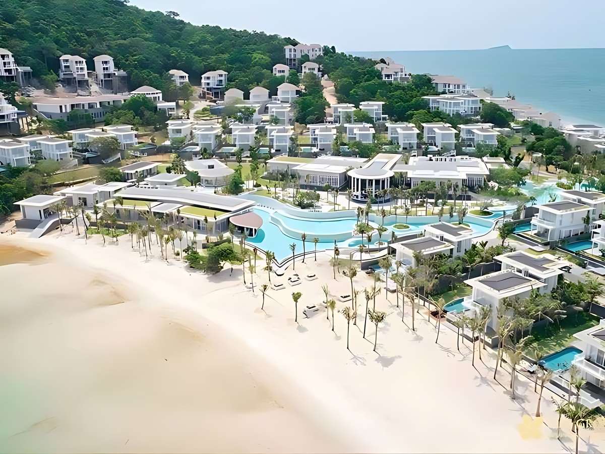 Resort ven biển có villa trắng, hồ bơi lớn uốn lượn để du khách thư giãn