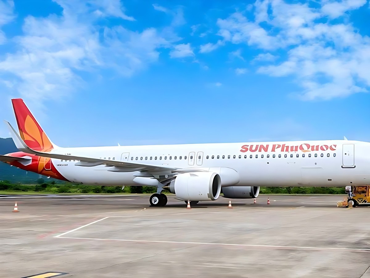 Du khách săn vé máy bay giá rẻ đến Phú Quốc.