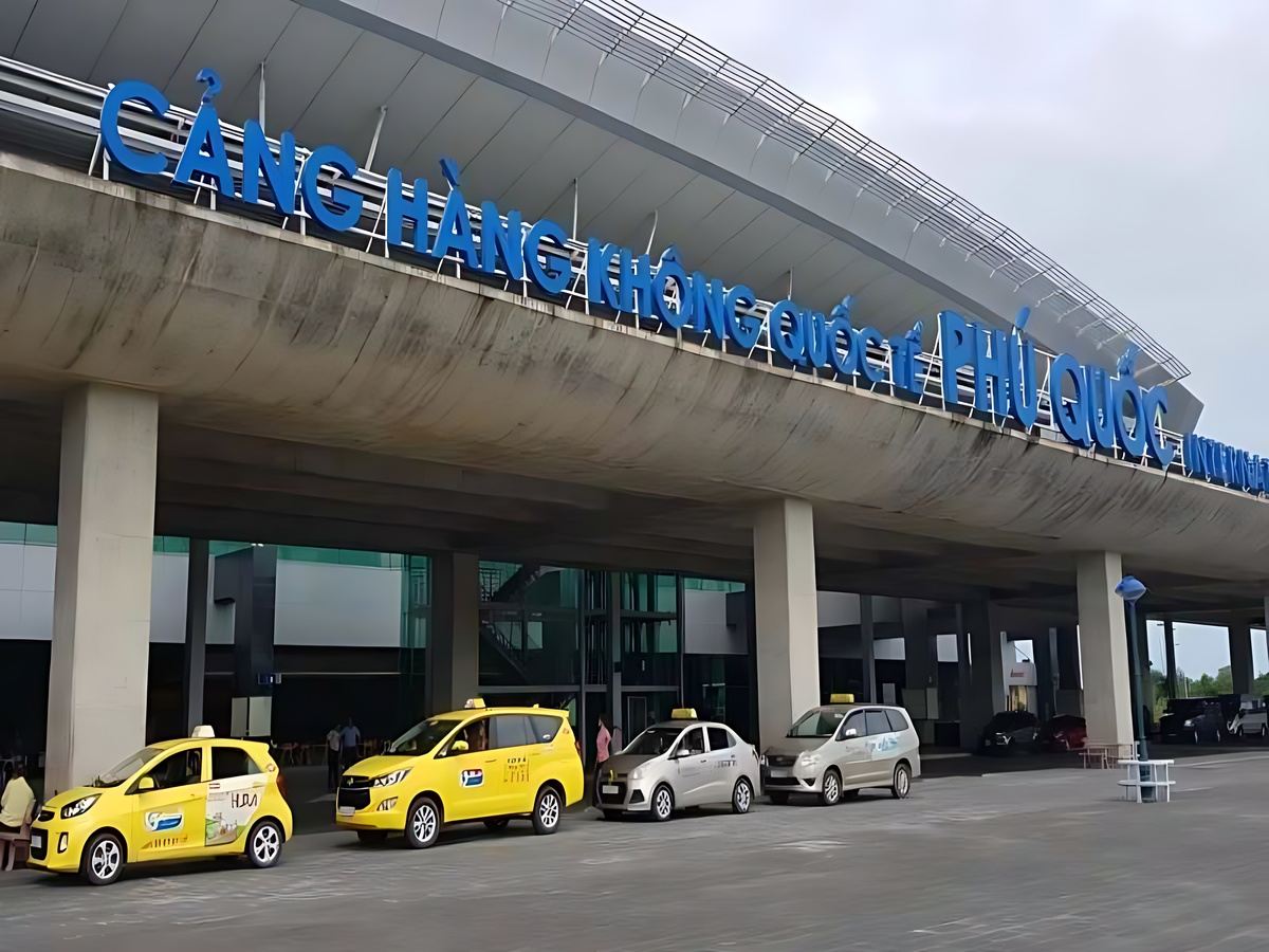 Hành khách hoàn tất thủ tục hải quan nhanh chóng tại sân bay.