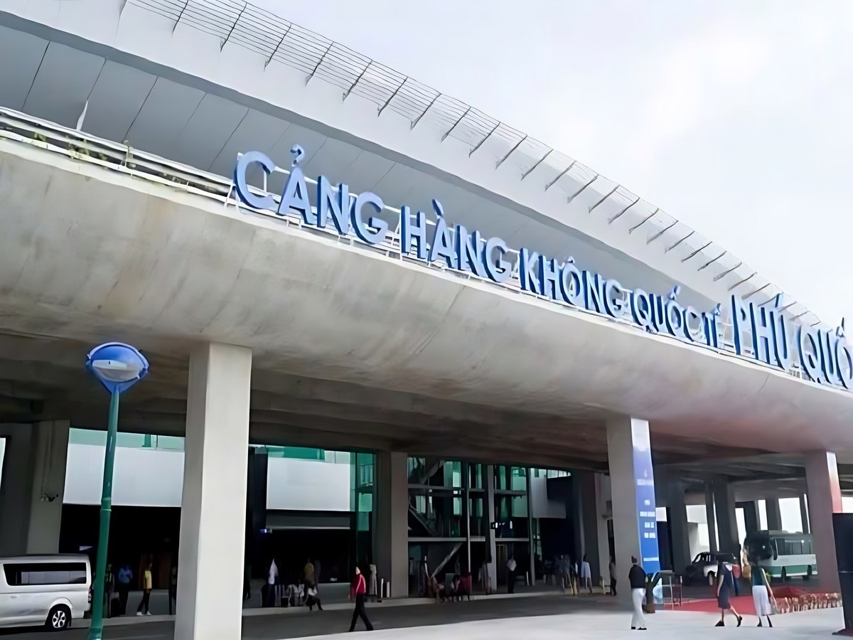 Travelers complete immigration procedures and follow the airport's instructions.