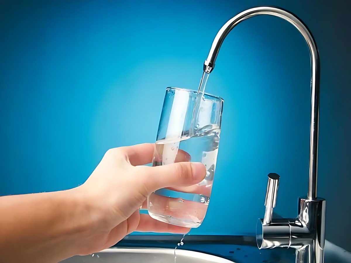 Du khách sử dụng nước máy Phú Quốc chỉ để sinh hoạt. 