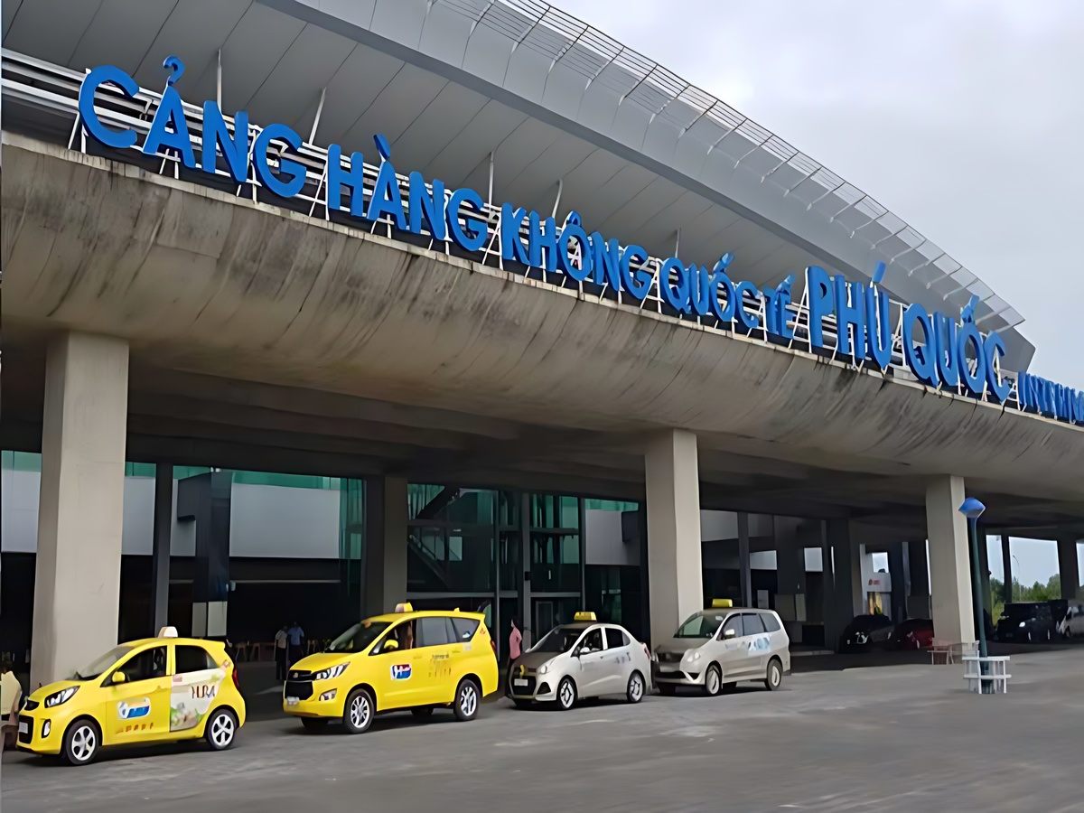 Du khách di chuyển từ sân bay về khách sạn Nam đảo bằng taxi nhanh gọn. 