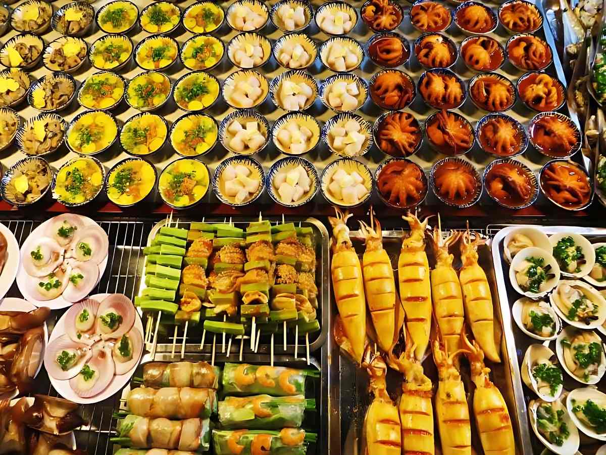 Du khách thưởng thức ẩm thực đa quốc gia tại Phú Quốc. 