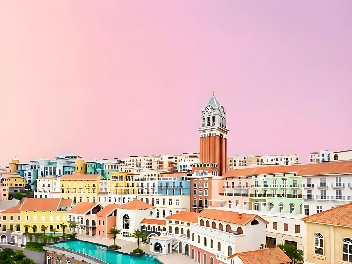 Khách sạn view đẹp và tiện nghi phục vụ du khách quốc tế.