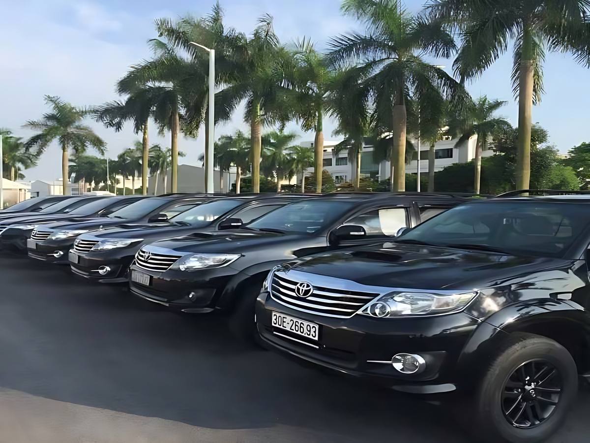 Du khách di chuyển từ sân bay về khu Nam đảo bằng ô tô tiện lợi.
