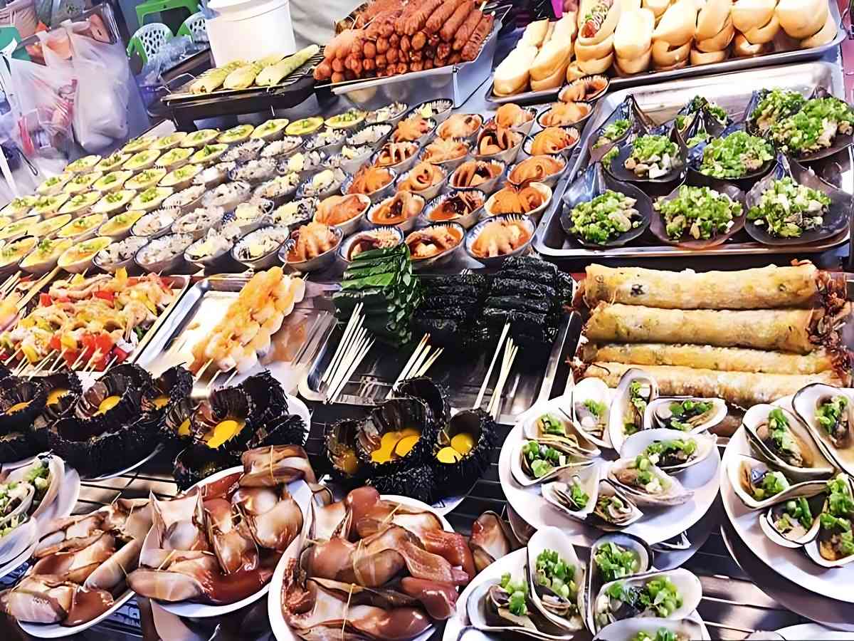 Du khách thưởng thức ẩm thực đa quốc gia tại Phú Quốc.
