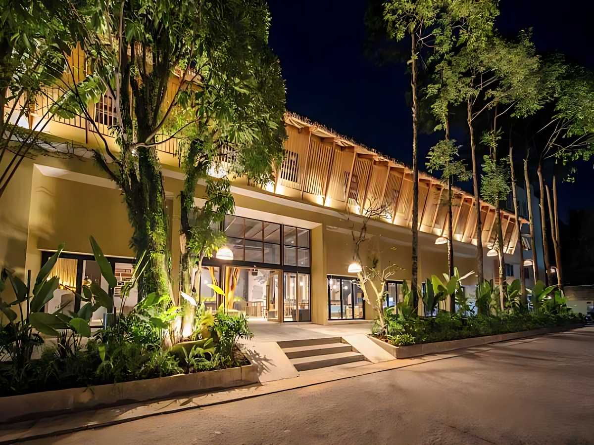 Du khách trải nghiệm không gian lounge tại 9Station Hostel.