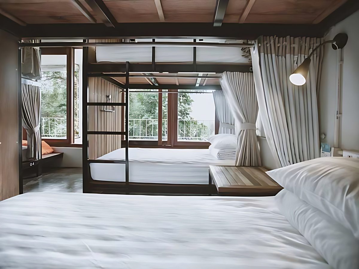 The Fish Phu Quoc Homestay có hồ bơi và phòng tràn ngập ánh sáng