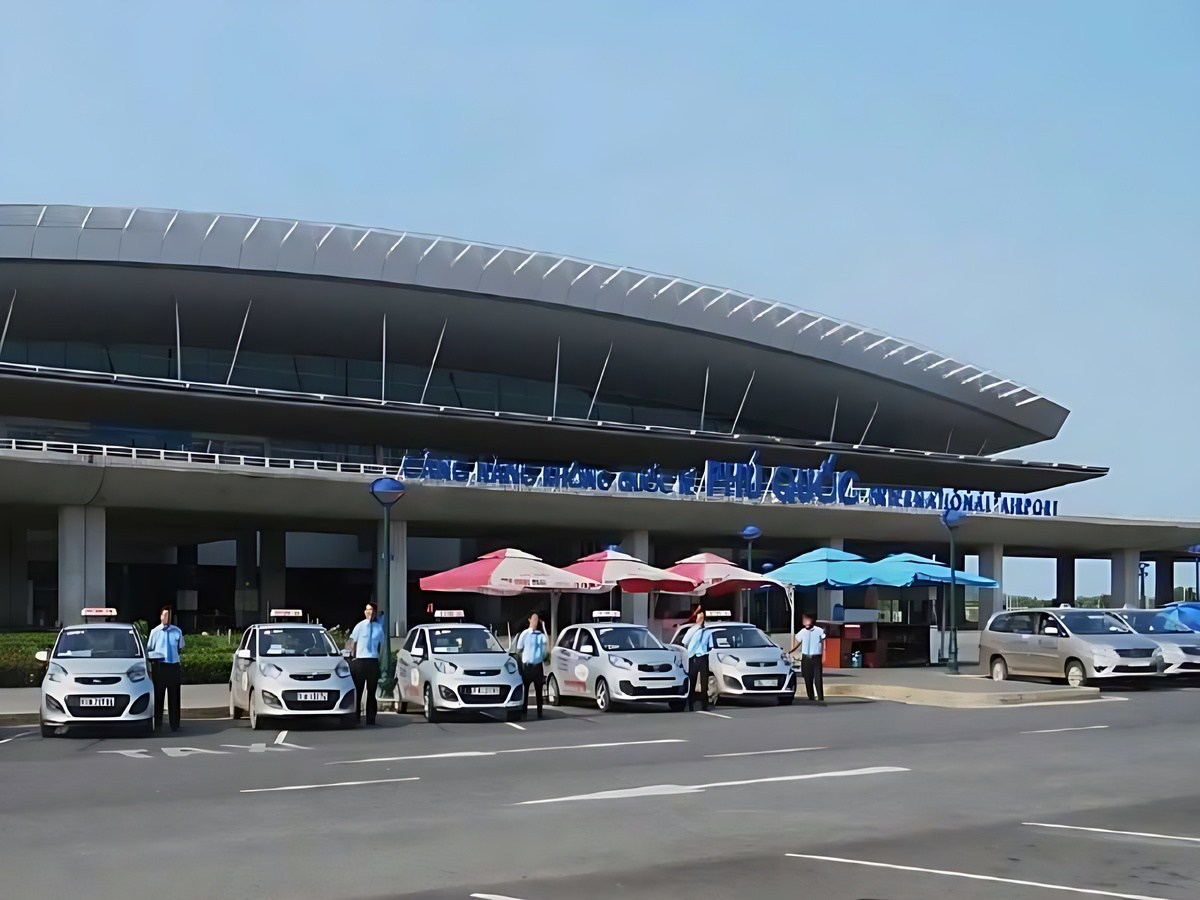 Du khách di chuyển từ sân bay về homestay bằng taxi.