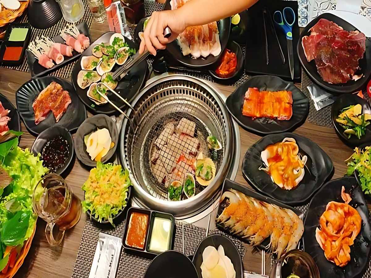 Hansik Korea Phu Quoc에서 한국 음식을 즐기는 고객.