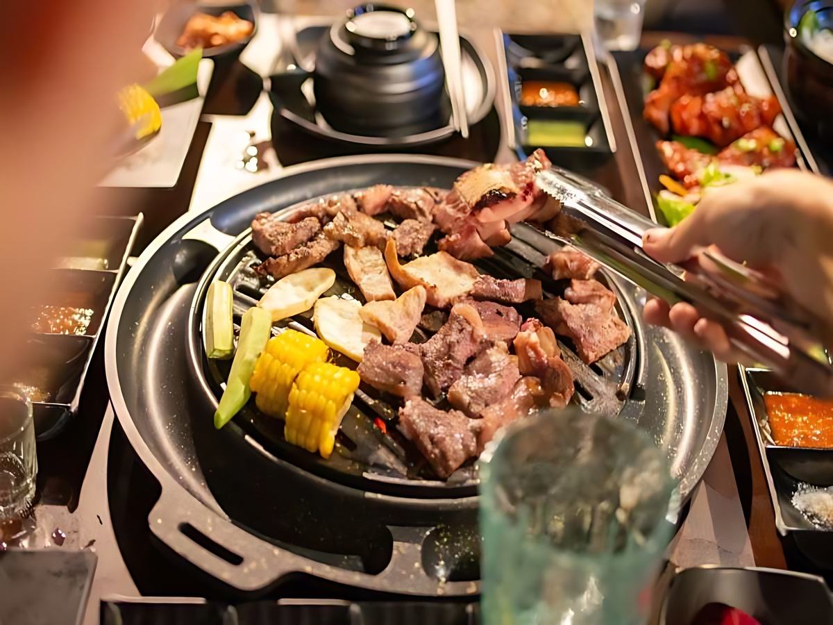 즈엉동에서 한국식 BBQ 뷔페를 즐기는 고객.