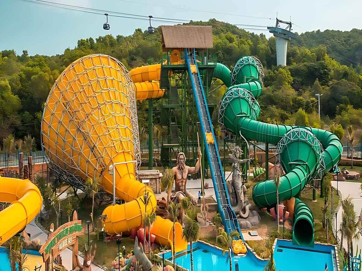 Aquatopia 워터파크에서 대형 슬라이드를 체험하는 관광객