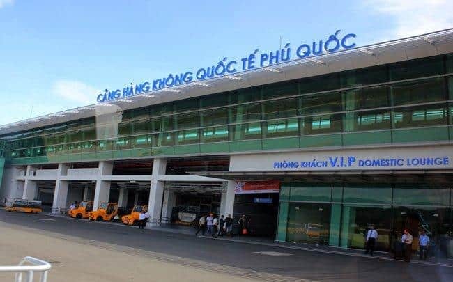 Du khách làm thủ tục nhập cảnh tại sân bay Phú Quốc.