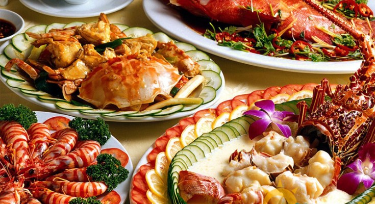 Du khách thưởng thức ẩm thực đa quốc gia tại Phú Quốc.