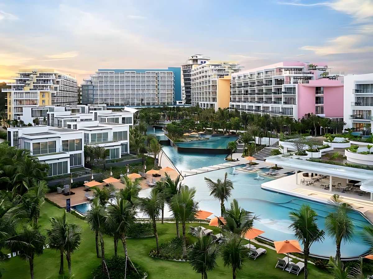 Khách sạn tiện nghi và gần biển được du khách đánh giá cao.