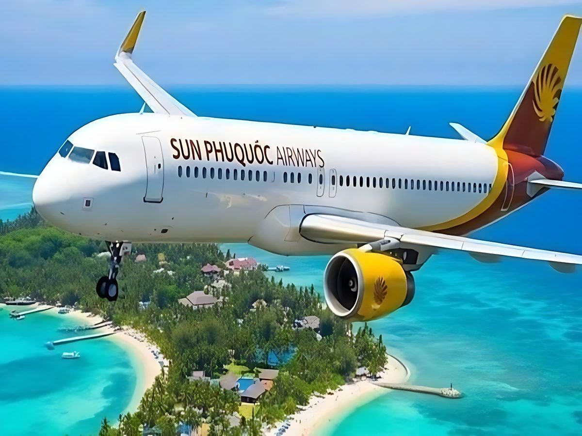 Du khách di chuyển đến Phú Quốc bằng máy bay hoặc xe khách.