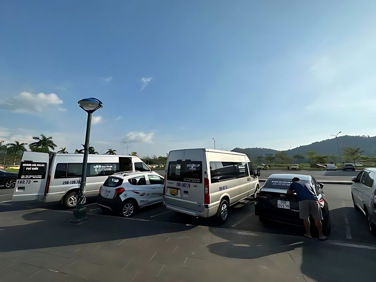 Du khách di chuyển từ sân bay về khách sạn Nam đảo.