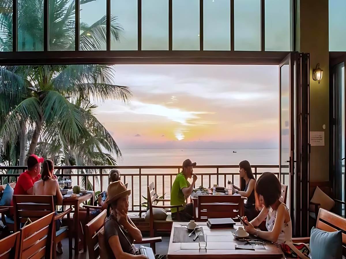 Du khách thưởng thức ẩm thực đa dạng tại Phú Quốc.