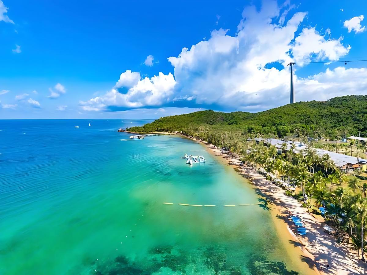 Du khách di chuyển từ sân bay đến Nam đảo Phú Quốc nghỉ ngơi.