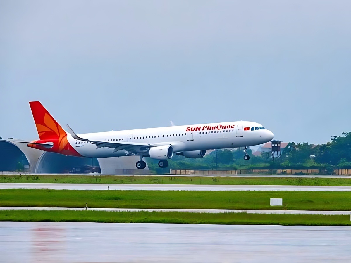 Passengers completing immigration procedures at Phu Quoc Airport.
