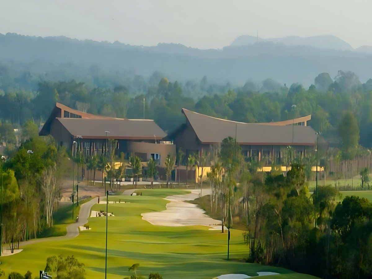 Travelers enjoying a leisure stay and playing golf in Phu Quoc.