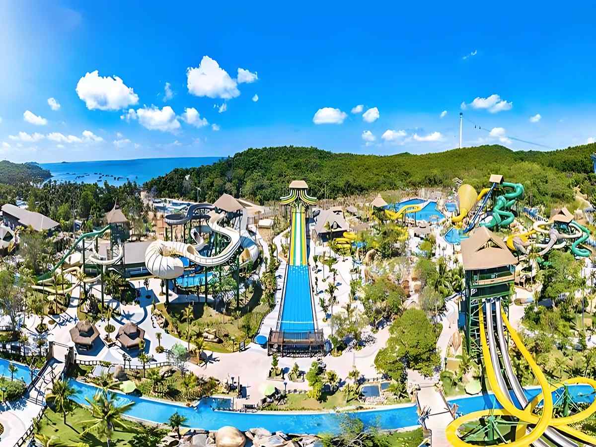 Du khách trải nghiệm tại công viên nước Aquatopia