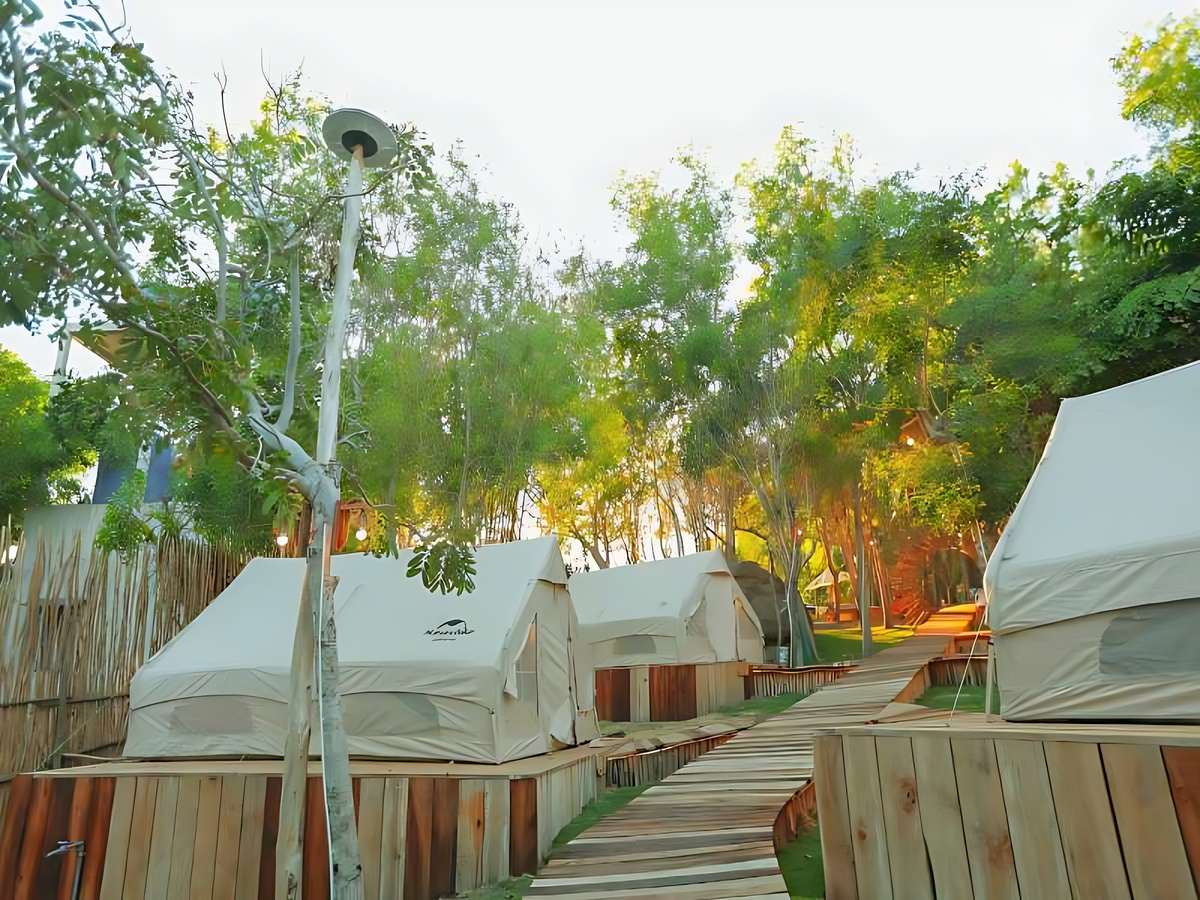 Du khách nghỉ dưỡng tại lều glamping sát biển Phú Quốc