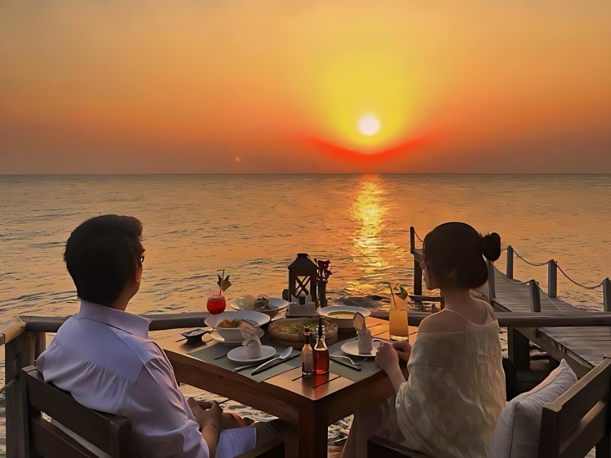 Du khách thưởng thức ghẹ tại bãi biển Phú Quốc.