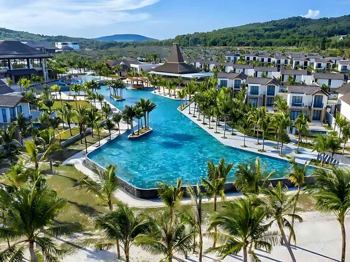 Guests enjoying a stay at New World Phu Quoc Bai Kem.