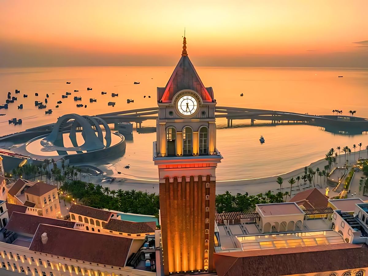 Du khách tham quan Nam đảo Phú Quốc với kiến trúc châu Âu.