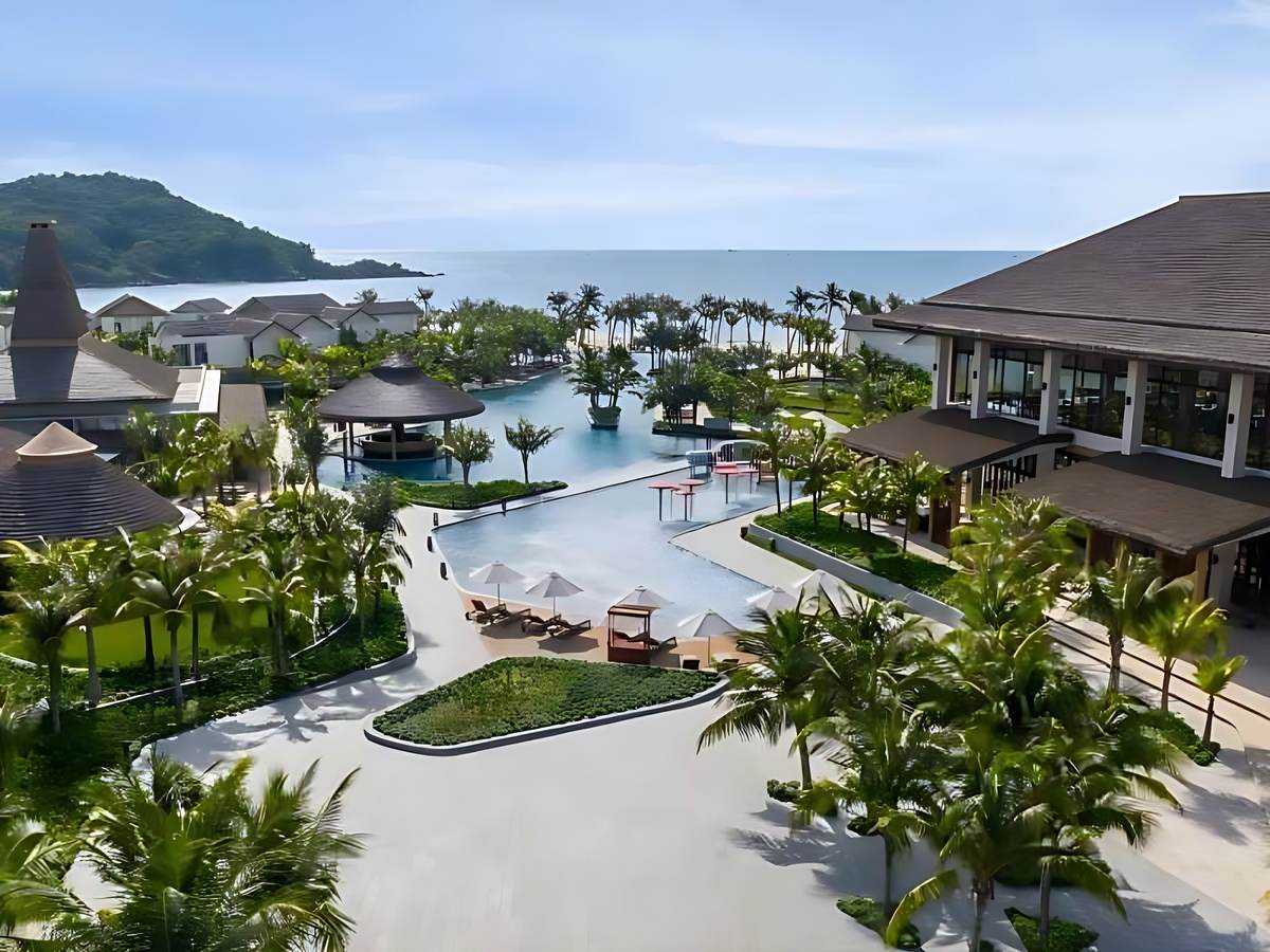 Du khách nghỉ dưỡng tại villa biển New World Phú Quốc