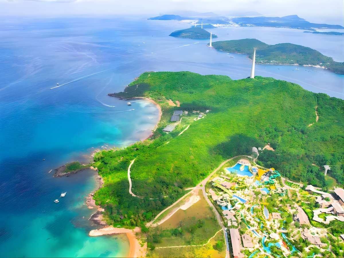 Hòn Thơm nằm ở phía Nam đảo Phú Quốc, đảo An Thới, tỉnh An Giang.