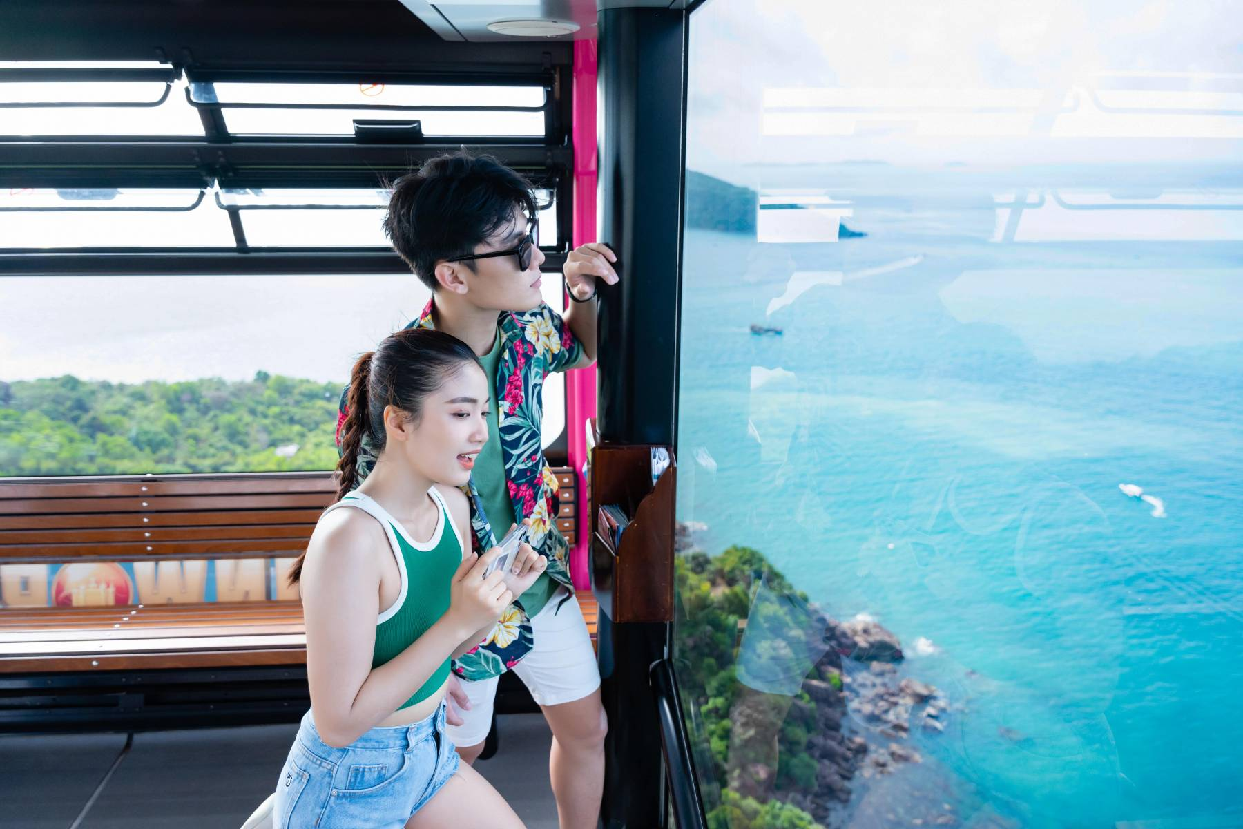 Tourists experience the Sun World Hon Thom cable car.