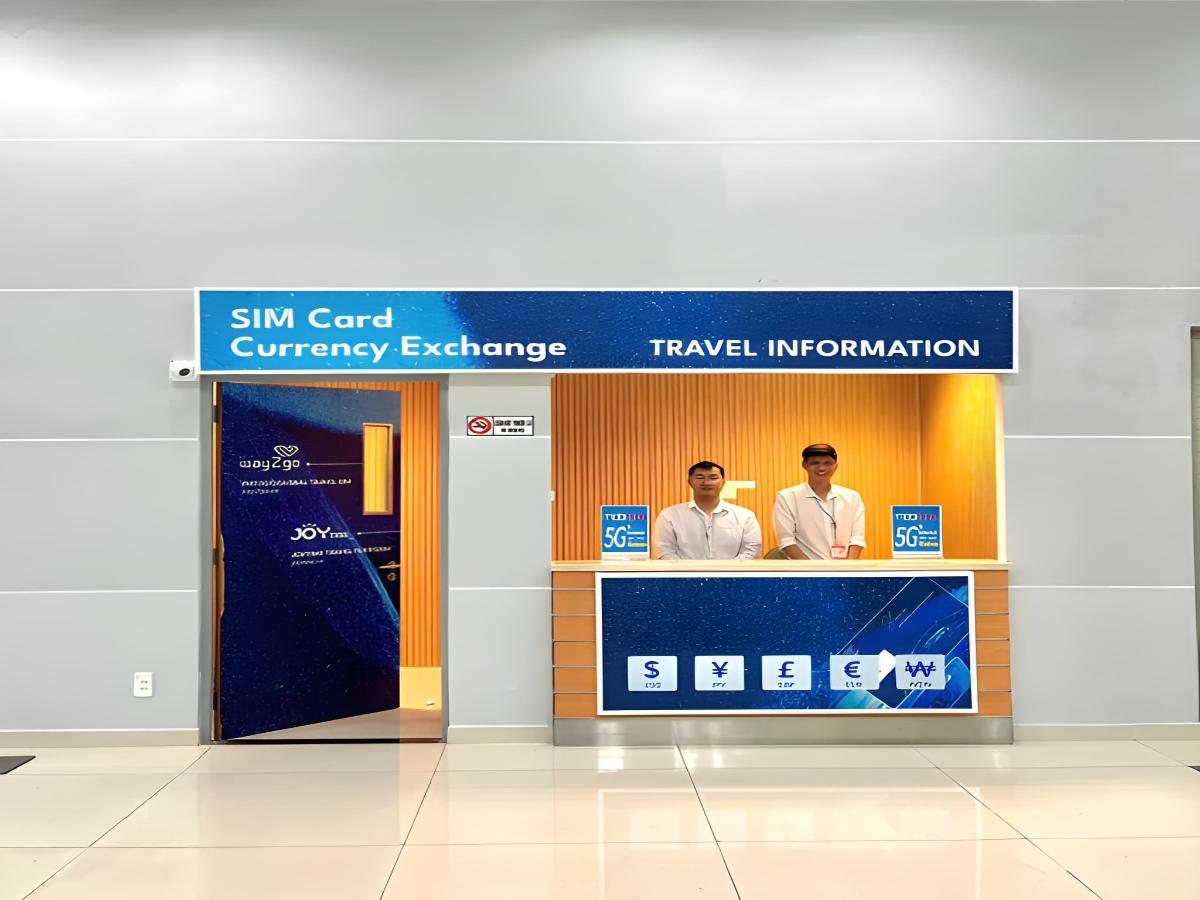 Đổi tiền mua sim và kết nối internet thuận tiện tại sân bay Phú Quốc.
