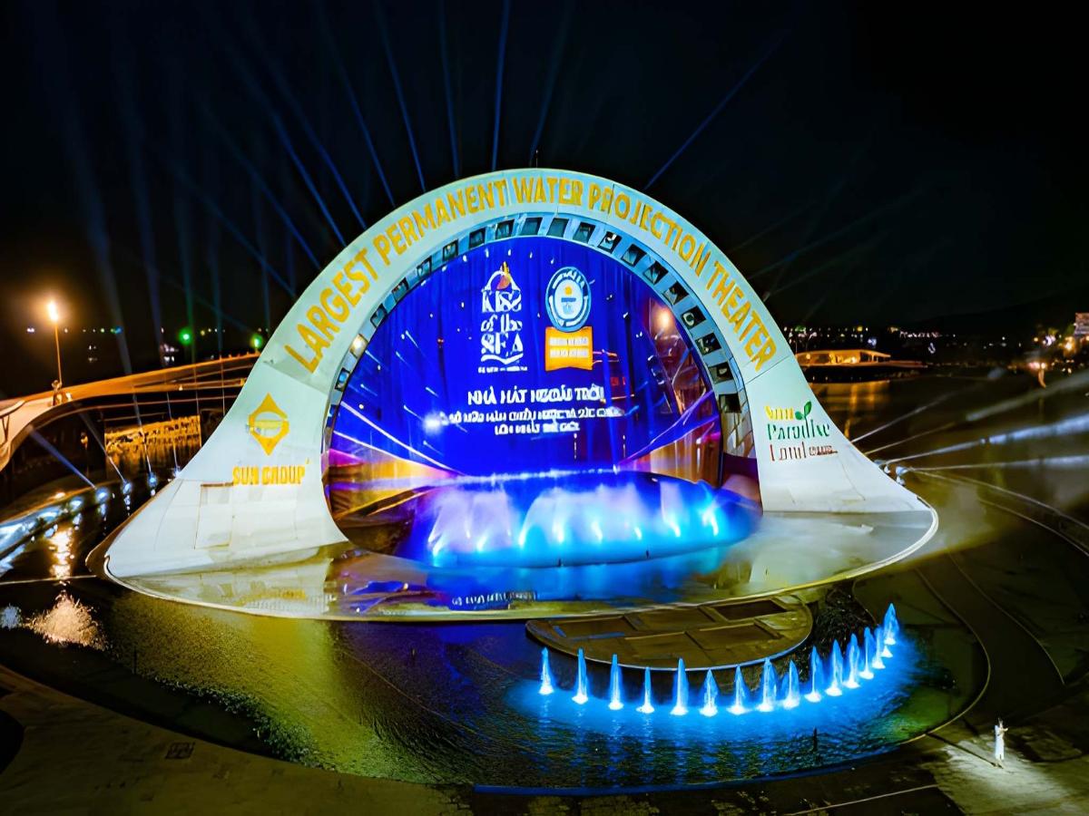 Du khách dạo quanh thị trấn Hoàng Hôn vào ban đêm.