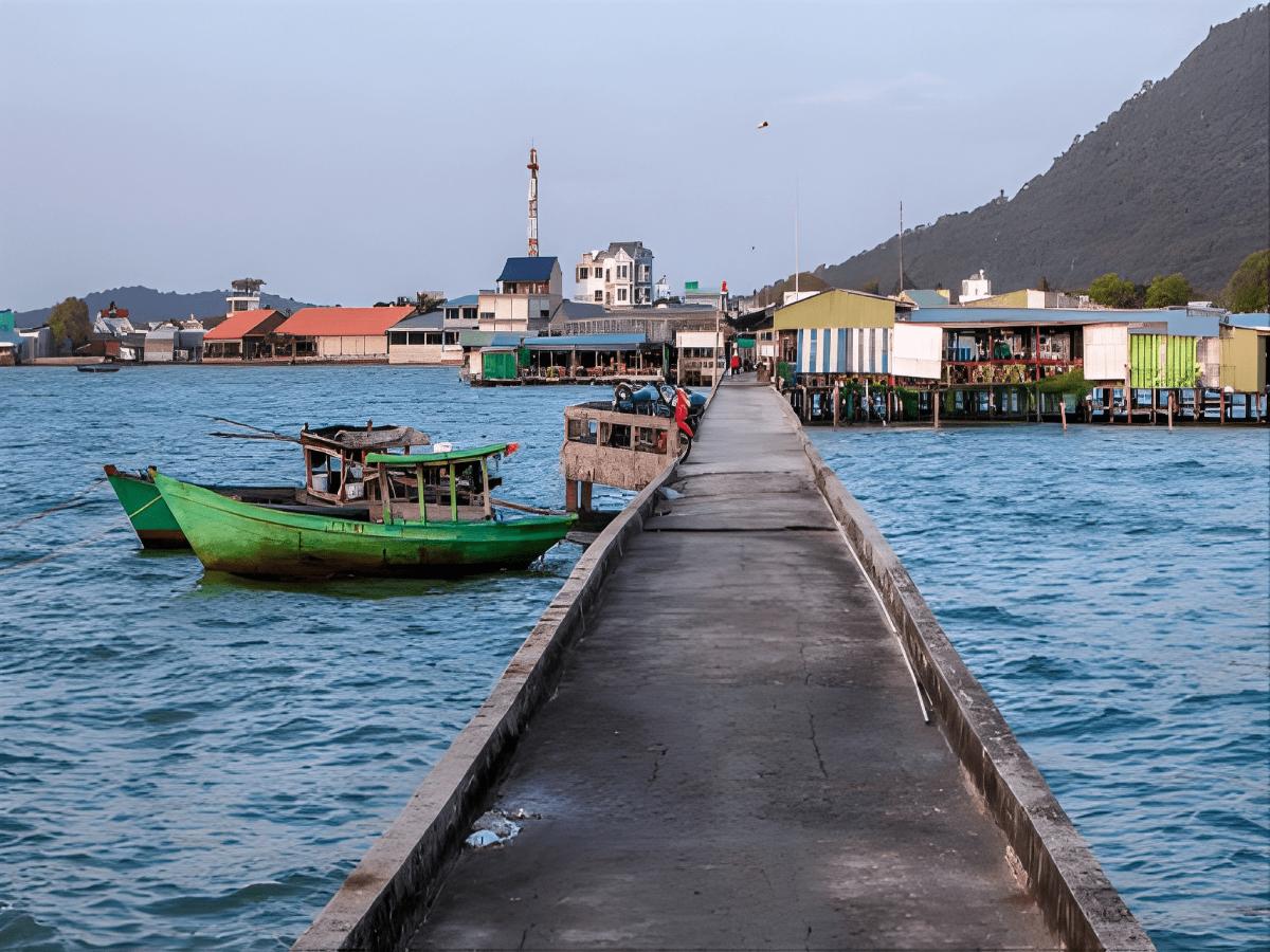 Khách quốc tế trải nghiệm đời sống bản địa tại làng chài Hàm Ninh.