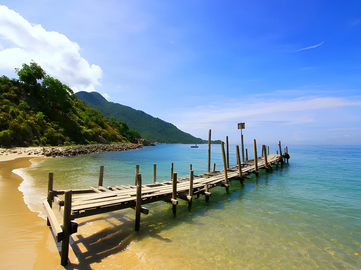 Mặt biển Hàm Ninh trong xanh phẳng lặng trải dài tới tận chân trời.