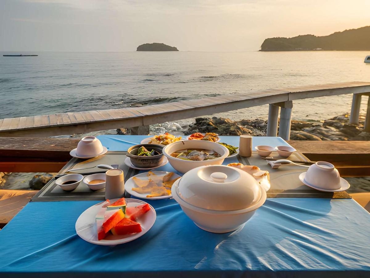 Rượu sim dùng kèm hải sản tươi sống trong nhà hàng sang trọng.