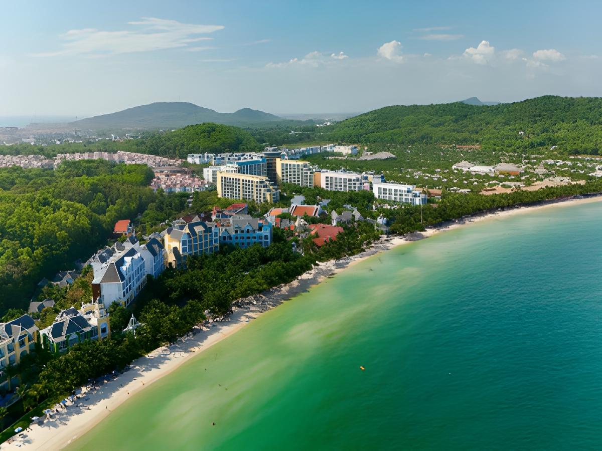 Bãi biển xanh ngắt ôm trọn các khu nghỉ dưỡng tại Nam đảo.