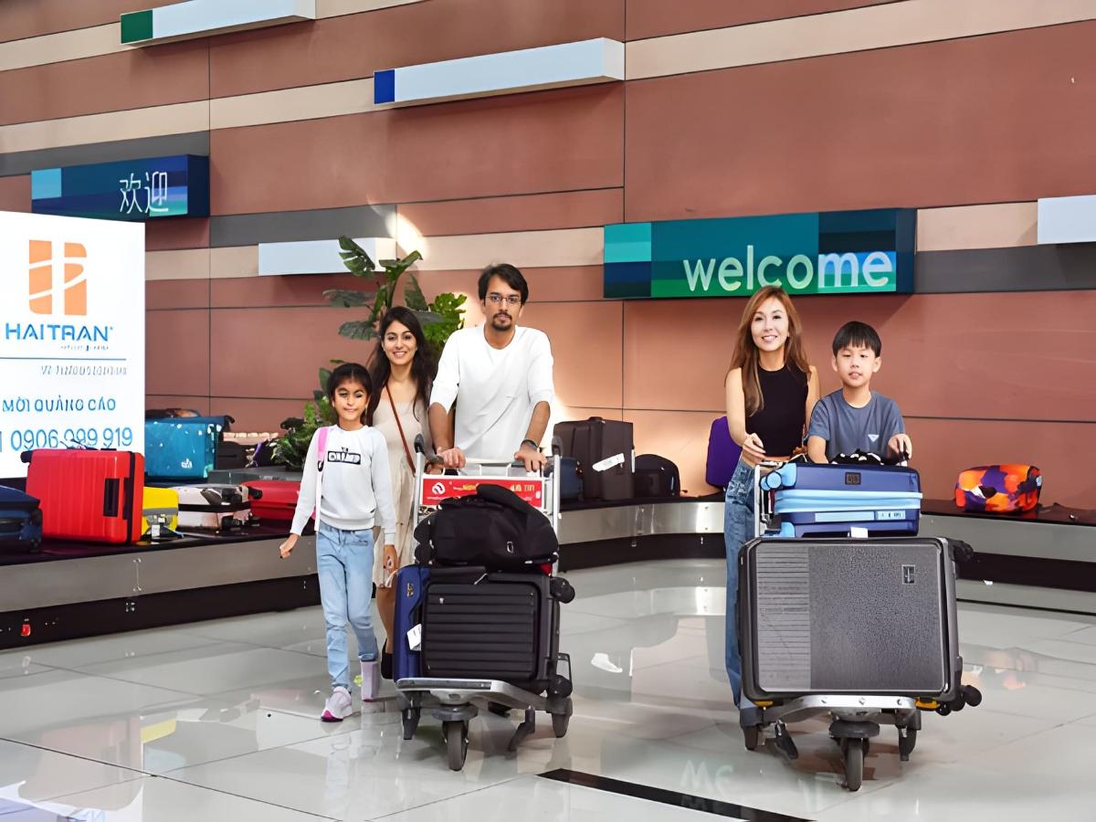 Khu vực băng chuyền nhận hành lý hiện đại tại sân bay quốc tế.