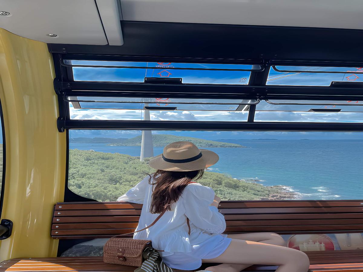 Cabin cáp treo Sun World Hon Thom băng qua biển xanh ngắt tại Nam đảo.