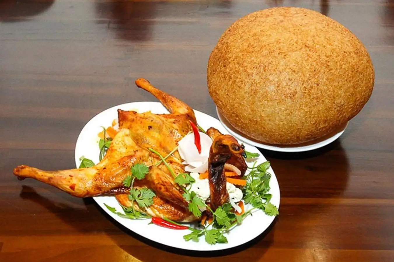 Món xôi phồng giòn rụm ăn kèm thịt gà nướng béo ngậy.