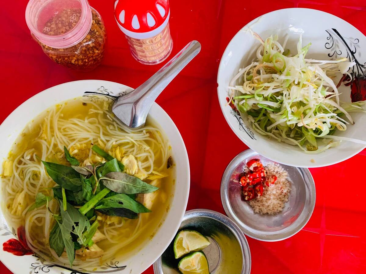 Bún cá Long Xuyên với nước lèo ngọt thanh, vị nhẹ, dễ ăn.