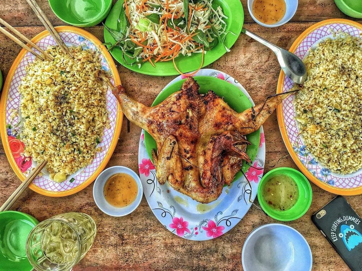 Món gà đốt lá chúc Ô Thum nóng hổi với lớp da vàng giòn và phần thịt mềm thơm.