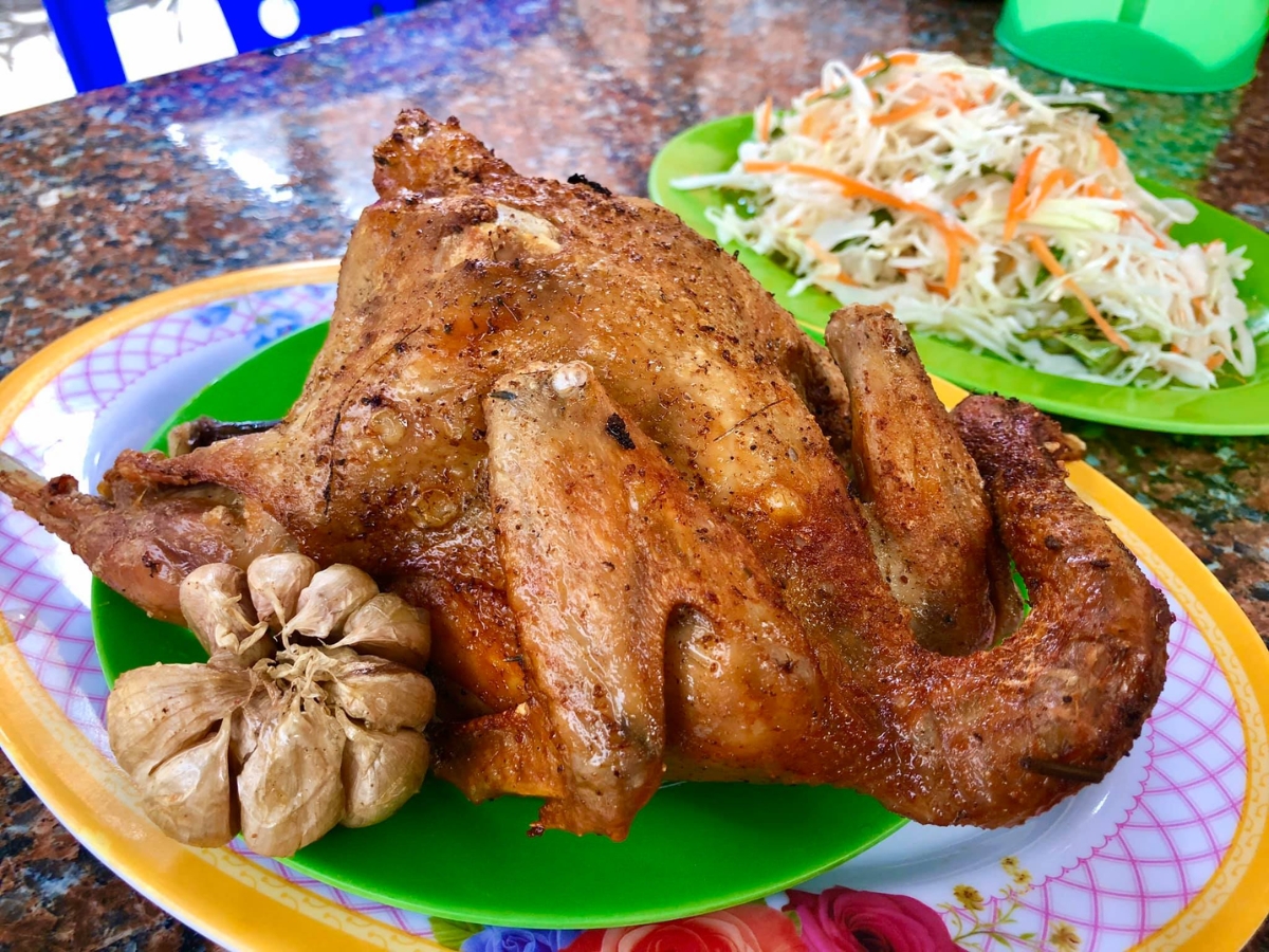 Thưởng thức gà đốt lá chúc Ô Thum chuẩn vị tại An Giang.