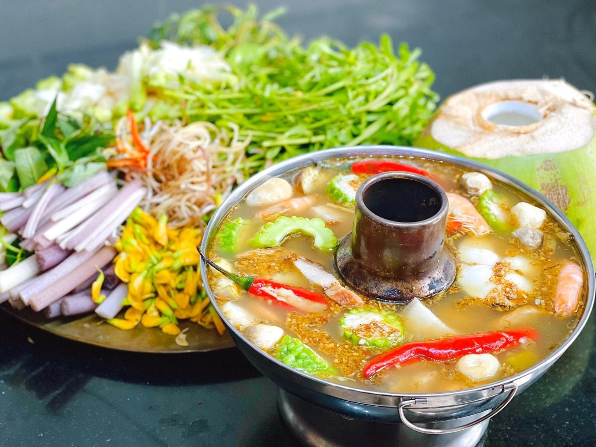 Lẩu mắm Châu Đốc là món ăn tiêu biểu phản ánh rõ nét tinh thần ẩm thực miền Tây Nam Bộ.
