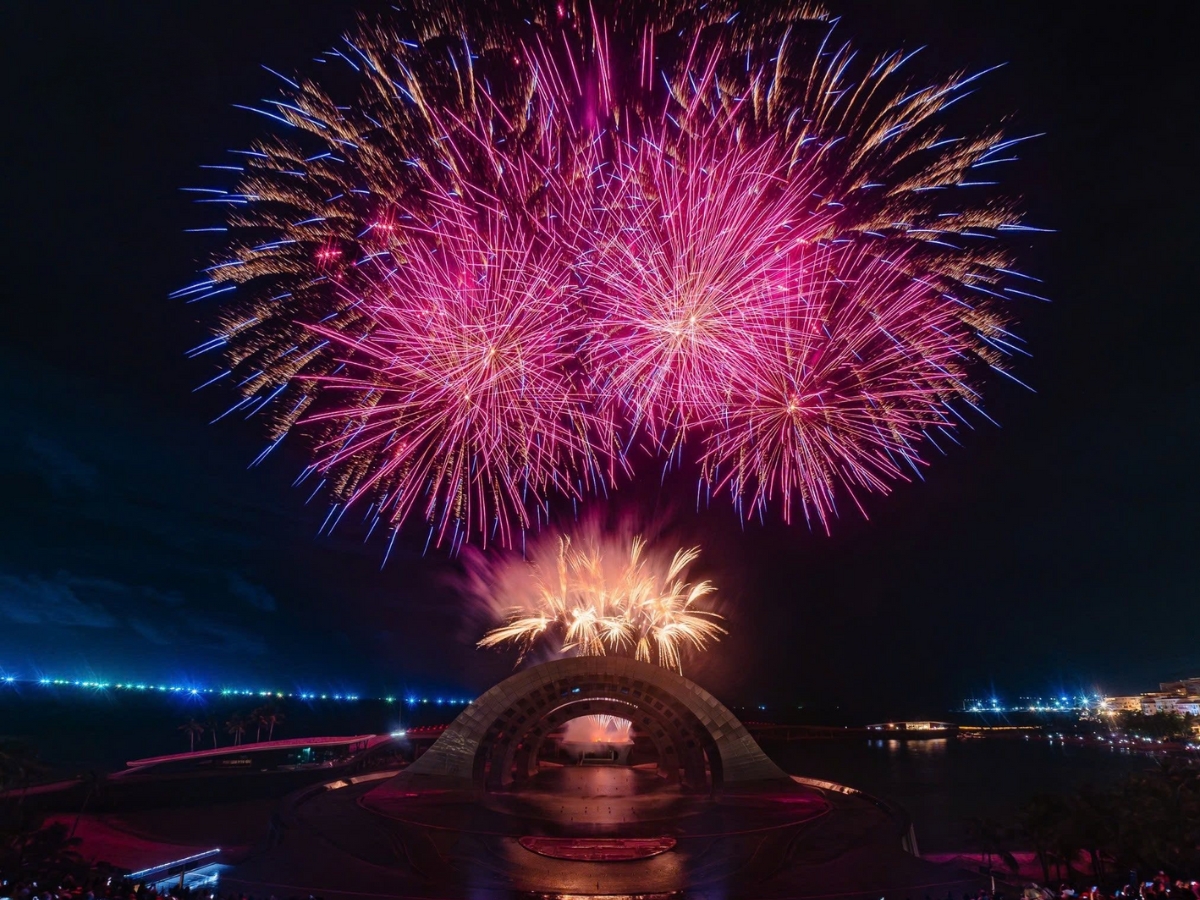 Màn pháo hoa rực rỡ trong show Nụ hôn của biển cả.