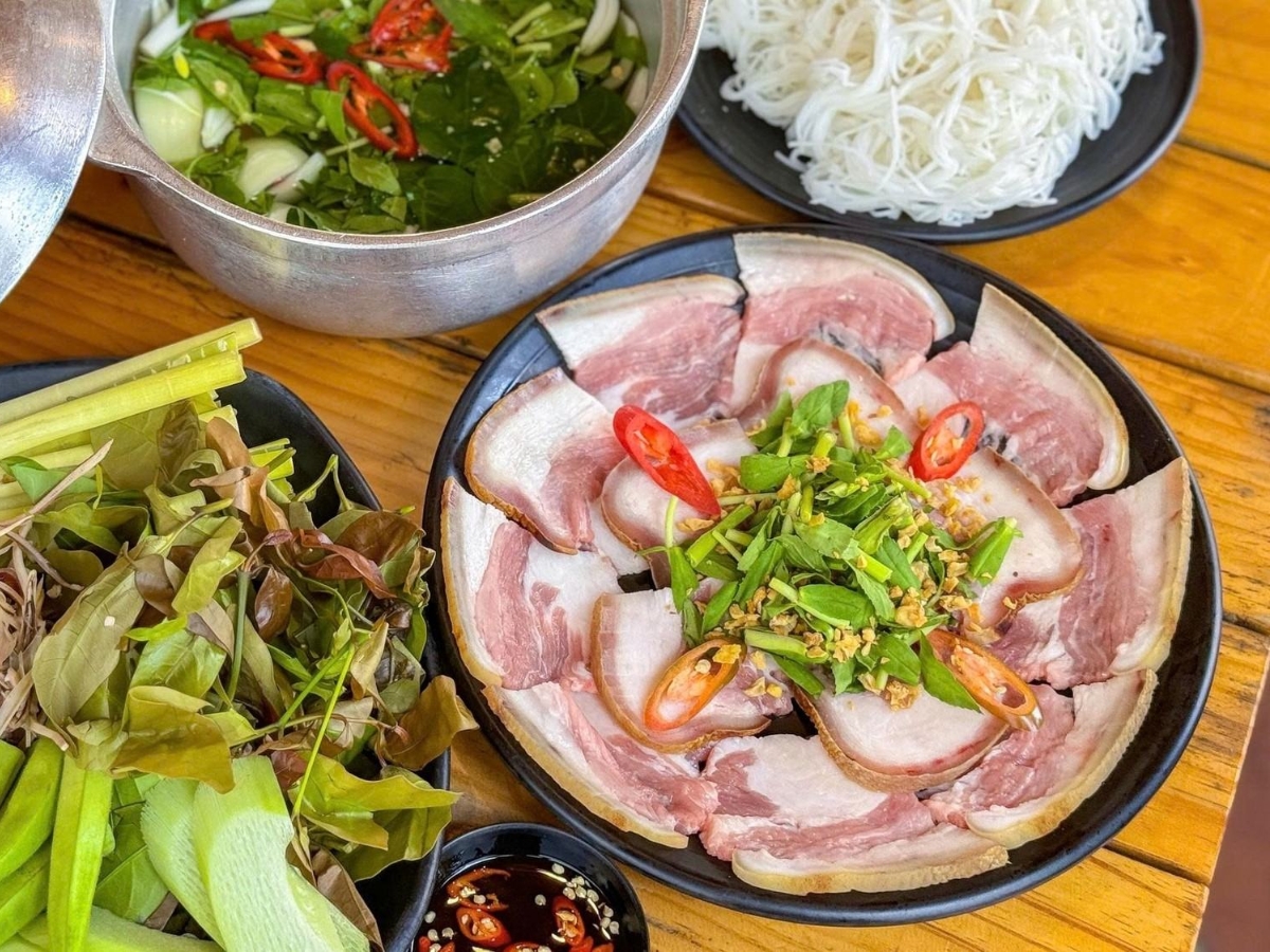 Bò bảy món núi Sam còn giữ vai trò quan trọng trong ẩm thực địa phương.
