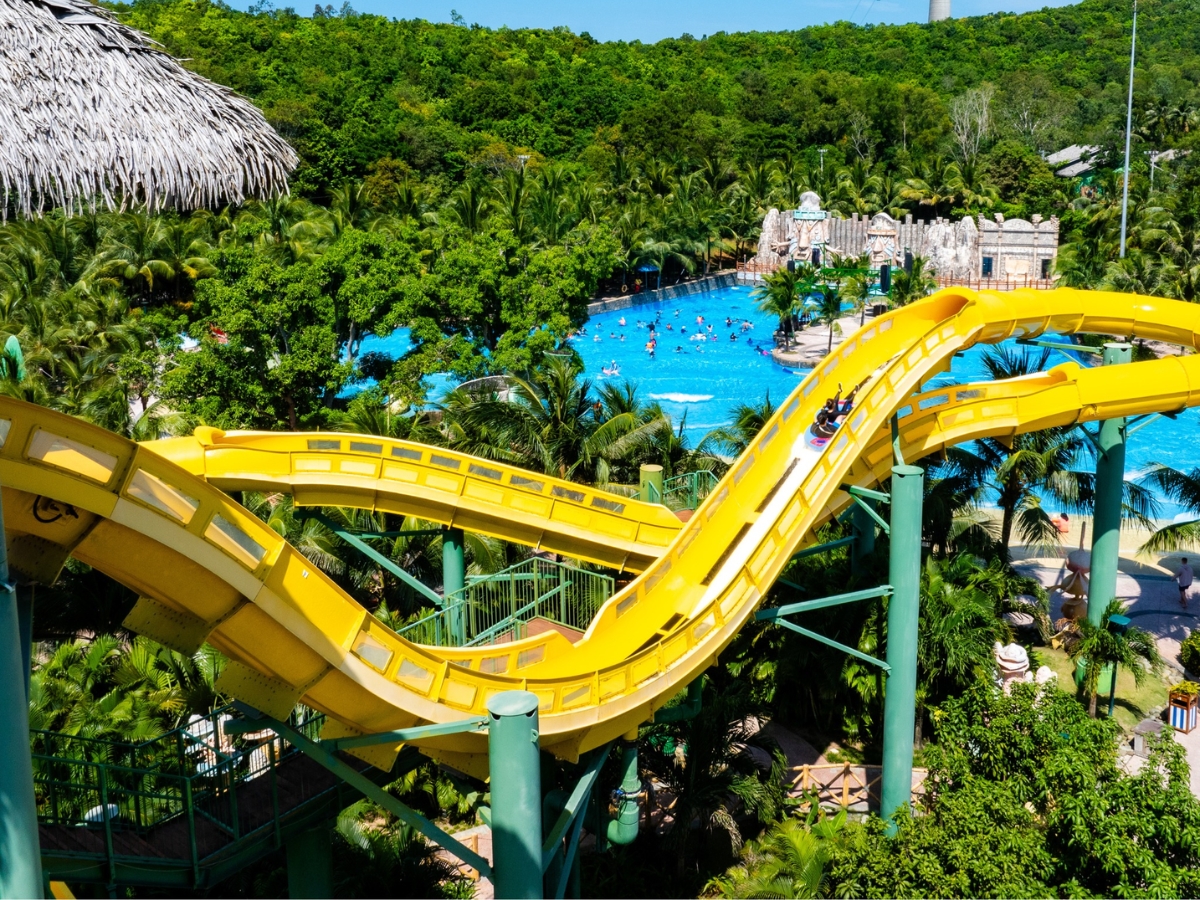 Du khách trải nghiệm những đường trượt ấn tượng tại Sun World Hon Thom.